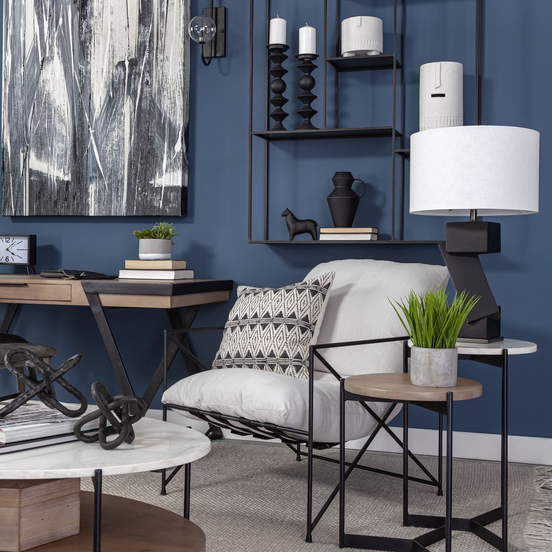 Fauteuil d'appoint rembourré avec cadre métallique industriel et coussin pour salon