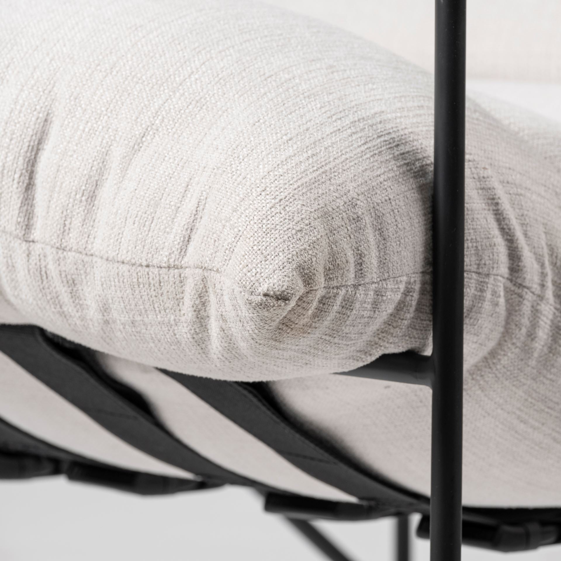 Fauteuil d'appoint rembourré avec cadre métallique industriel et coussin pour salon