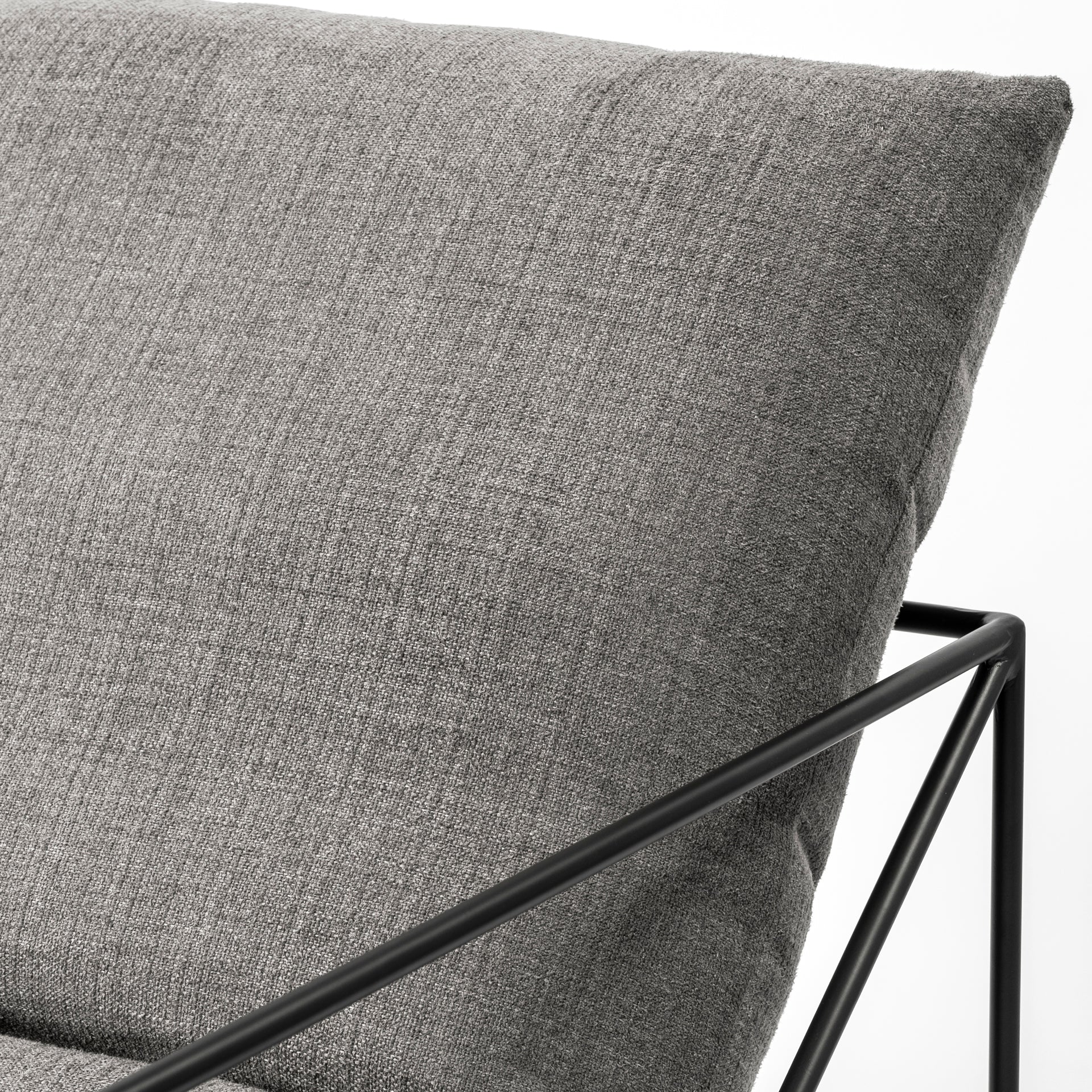 Fauteuil d'appoint rembourré avec cadre métallique industriel et coussin pour salon
