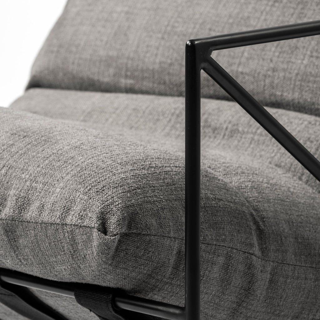 Fauteuil d'appoint rembourré avec cadre métallique industriel et coussin pour salon