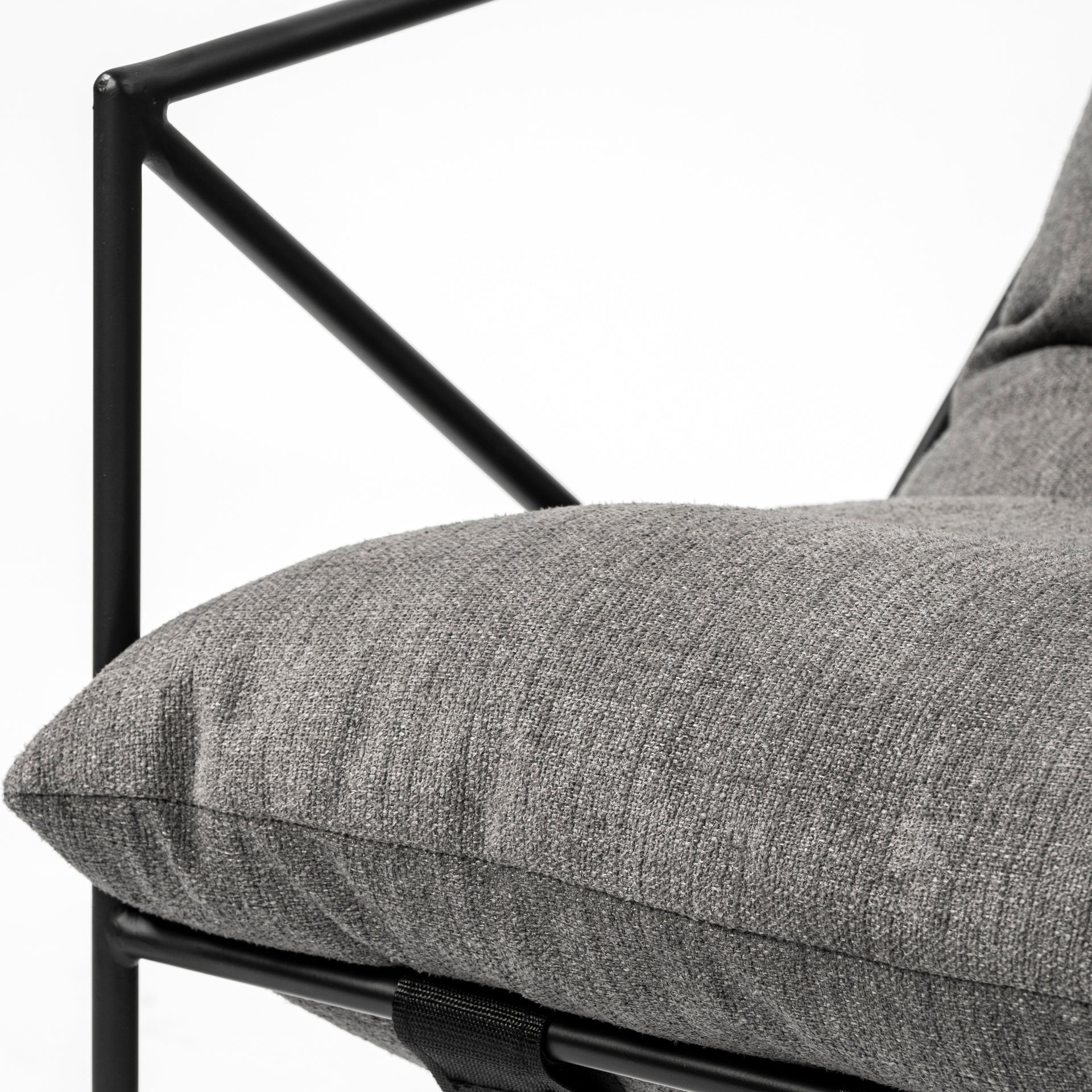 Fauteuil d'appoint rembourré avec cadre métallique industriel et coussin pour salon
