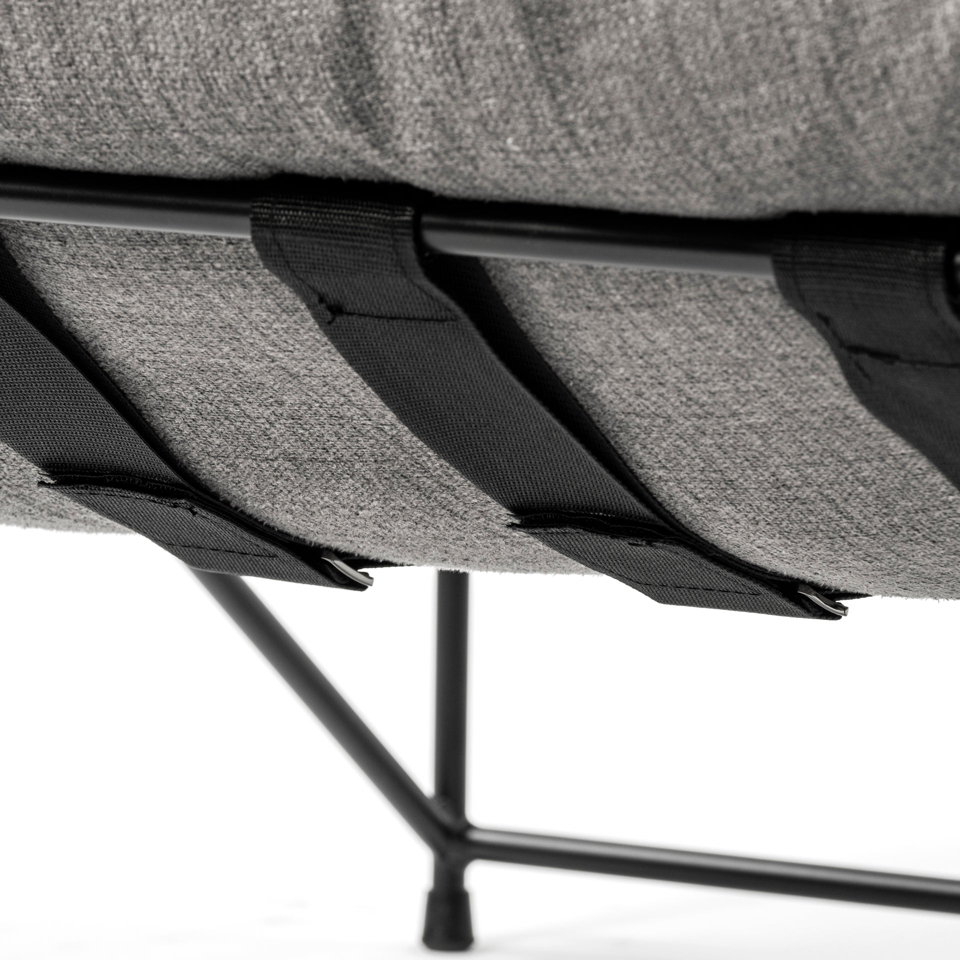 Fauteuil d'appoint rembourré avec cadre métallique industriel et coussin pour salon