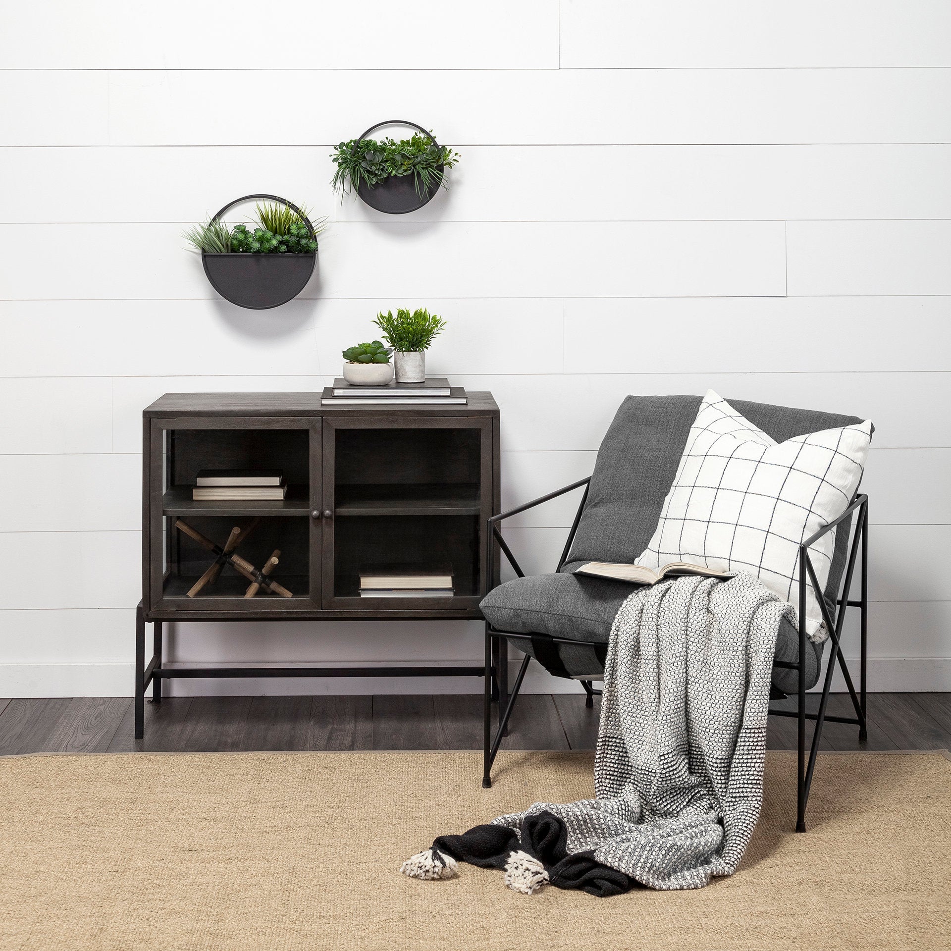 Fauteuil d'appoint rembourré avec cadre métallique industriel et coussin pour salon