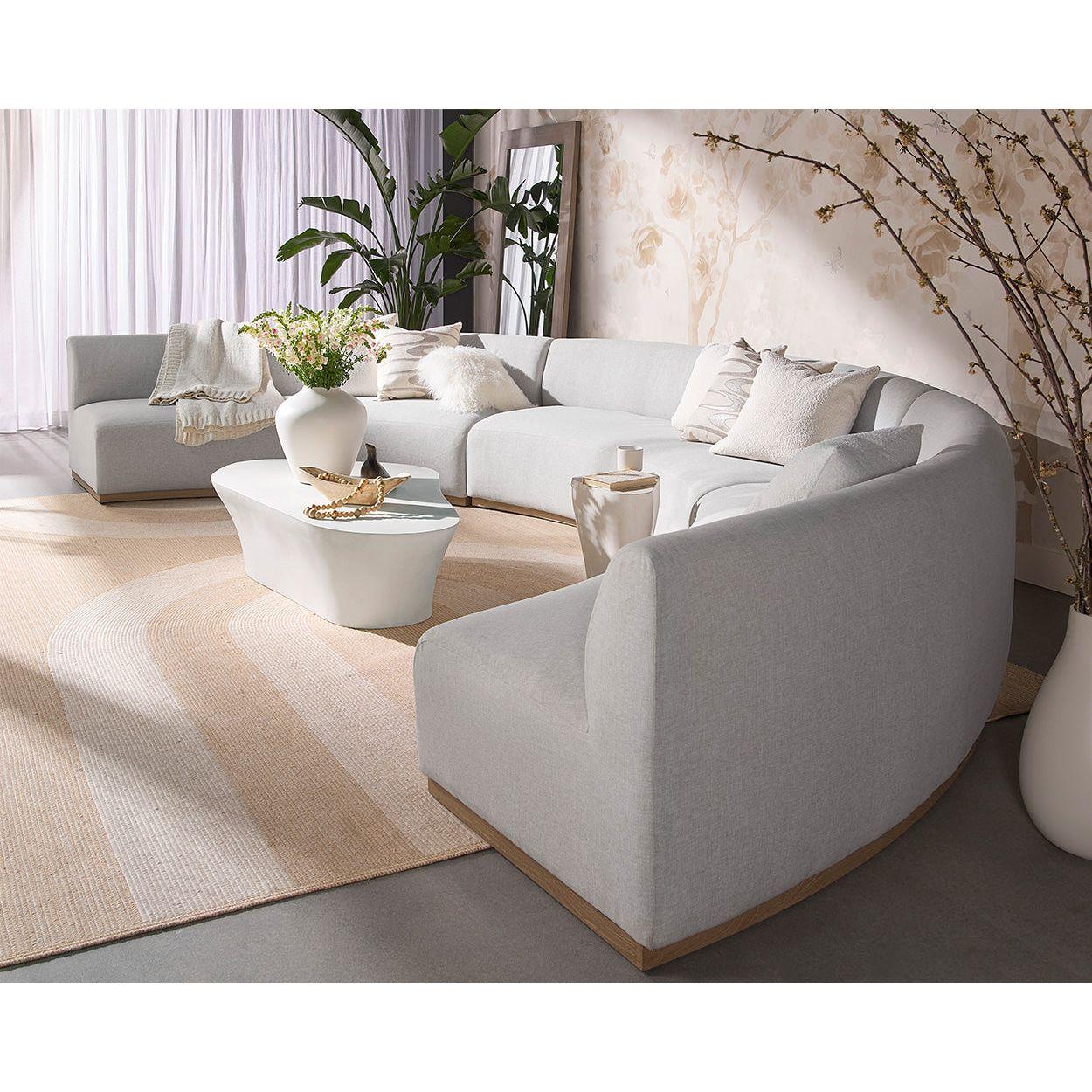 Table d'appoint d'extérieur contemporaine en béton blanc avec une forme organique compacte pour balcon