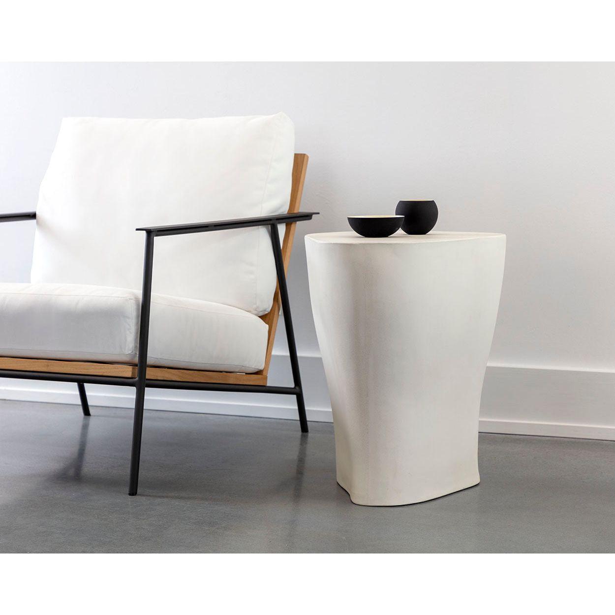 Table d'appoint d'extérieur contemporaine en béton blanc de forme organique pour patio