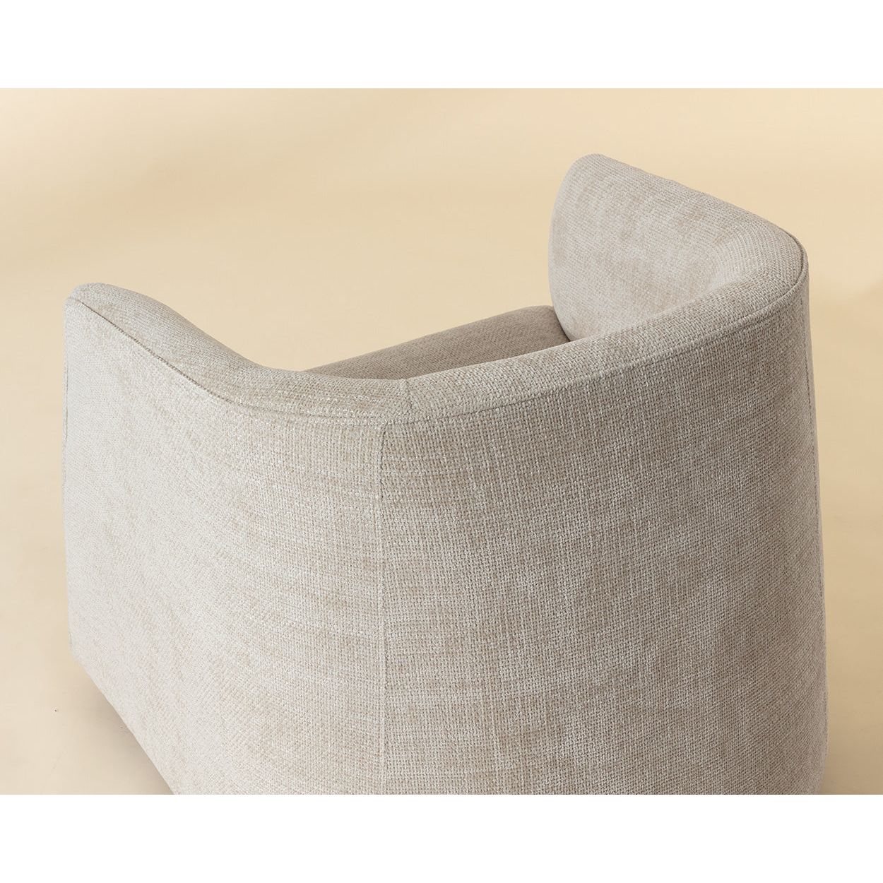 Fauteuil de salon rembourré moderne avec assise coussinée pour le salon
