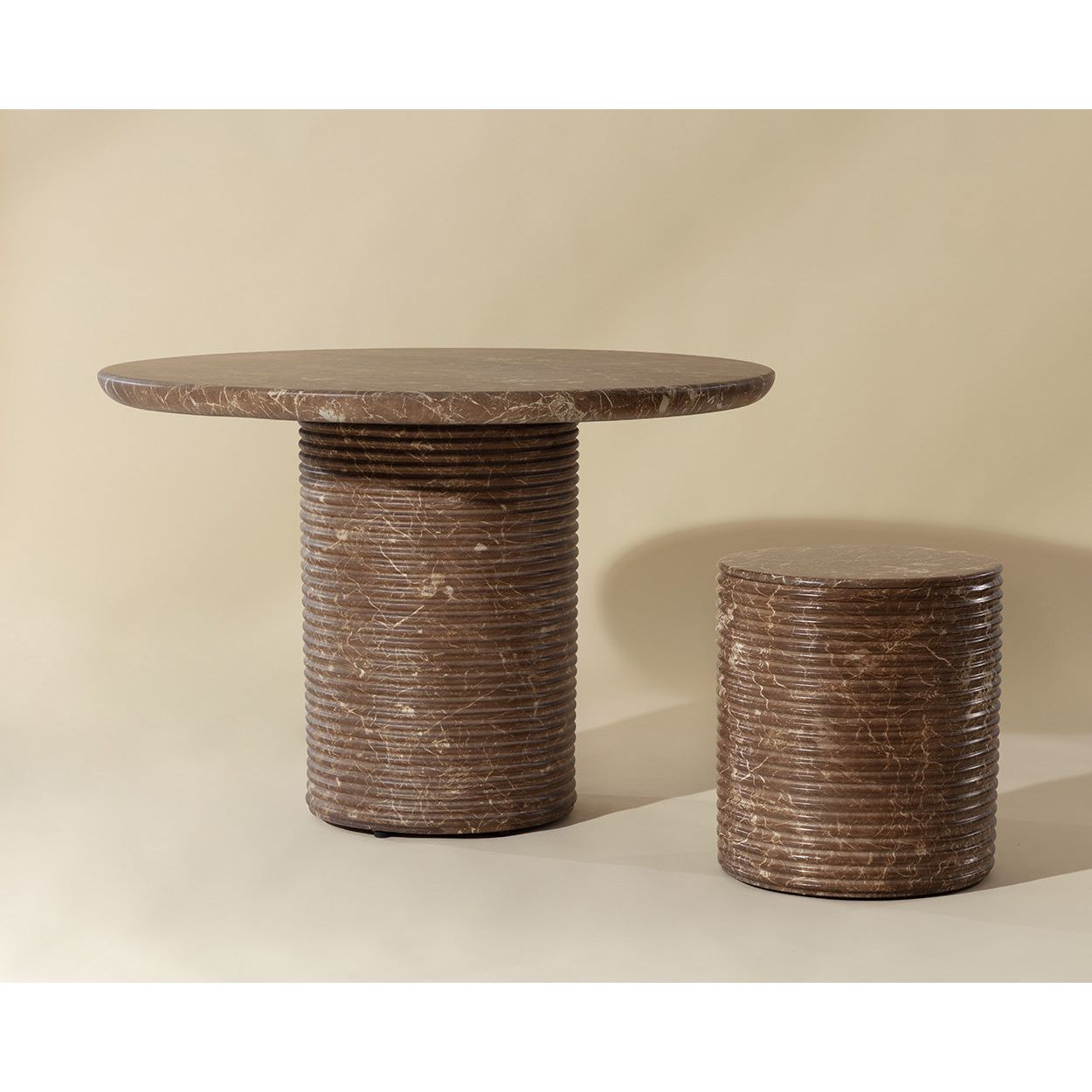 Table à manger d'extérieur contemporaine en béton imitation marbre avec plateau rond pour terrasse