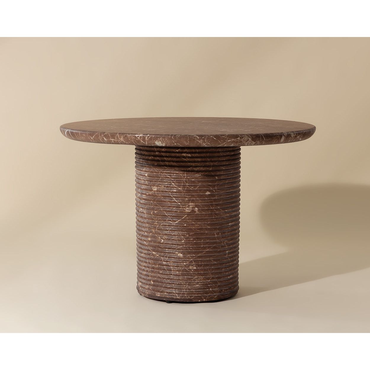 Table à manger d'extérieur contemporaine en béton imitation marbre avec plateau rond pour terrasse