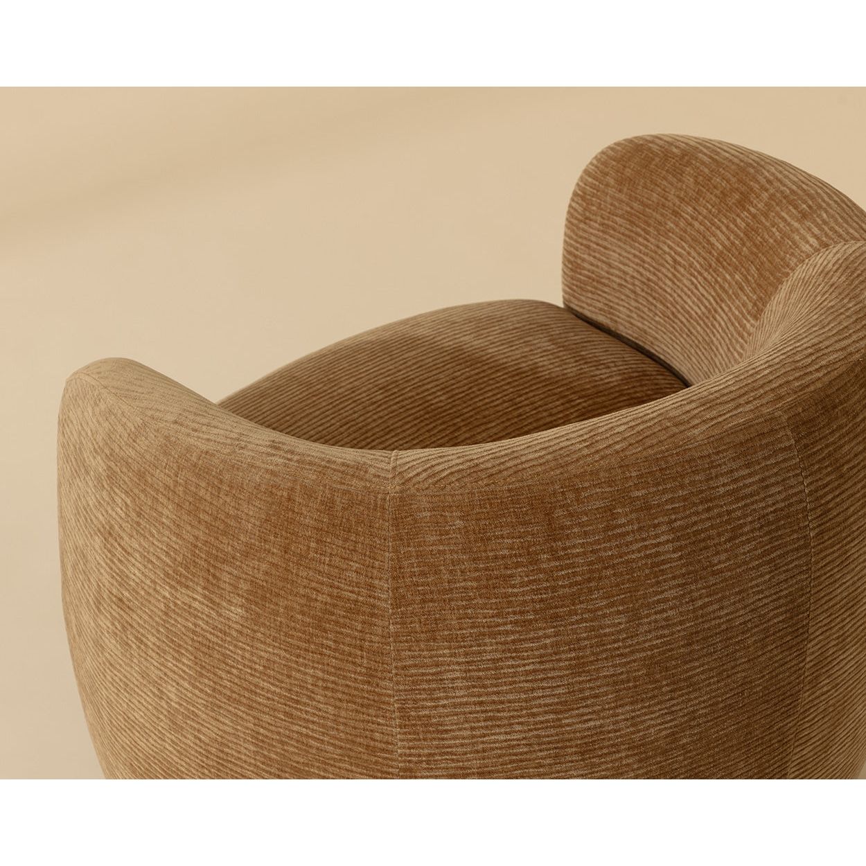 Fauteuil de salon moderne en bois et tissu d'ameublement avec assise rembourrée pour le salon