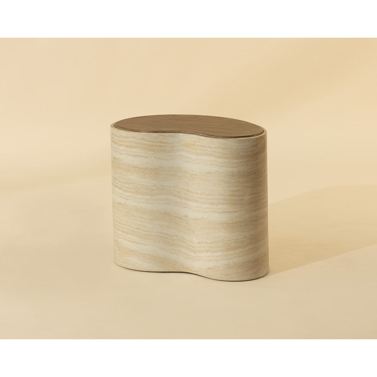 Table basse de jardin moderne en béton aspect travertin avec forme organique compacte pour balcon