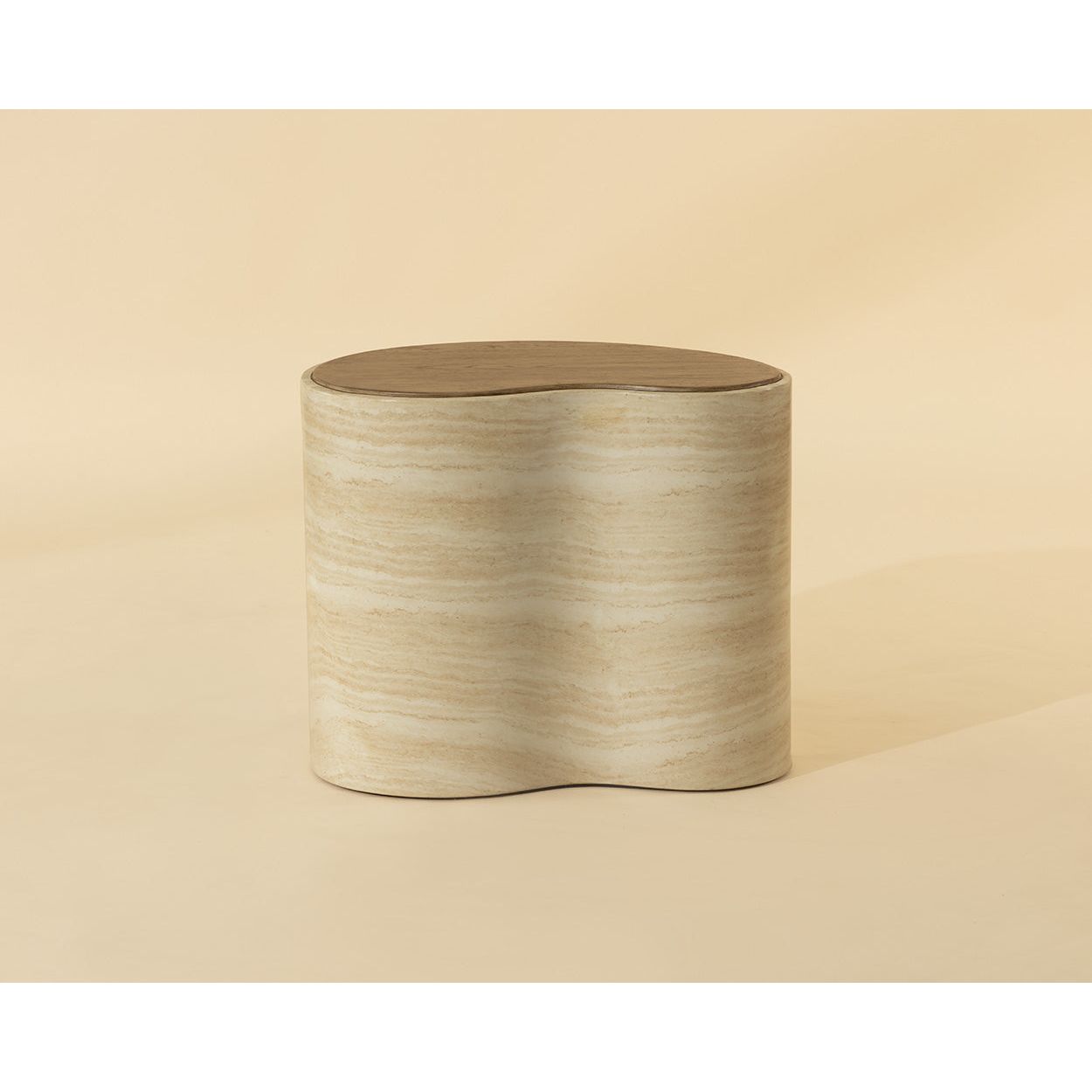 Table basse de jardin moderne en béton aspect travertin avec forme organique compacte pour balcon