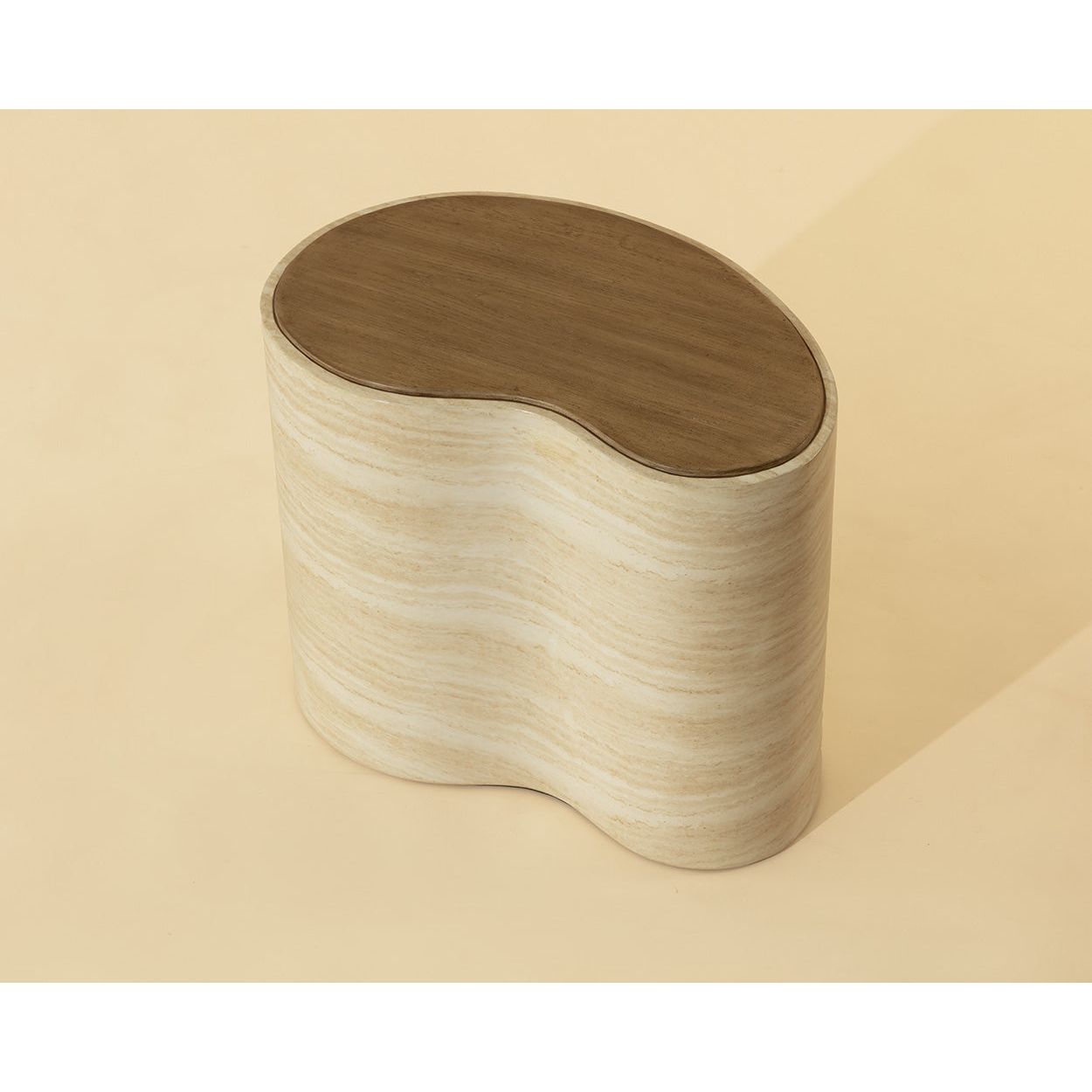 Table basse de jardin moderne en béton aspect travertin avec forme organique compacte pour balcon