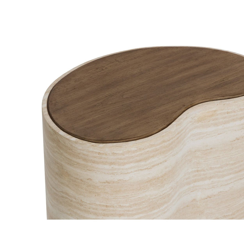 Table basse de jardin moderne en béton aspect travertin avec forme organique compacte pour balcon