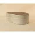 Table basse d'extérieur en béton d'aspect travertin moderne avec forme organique pour patio