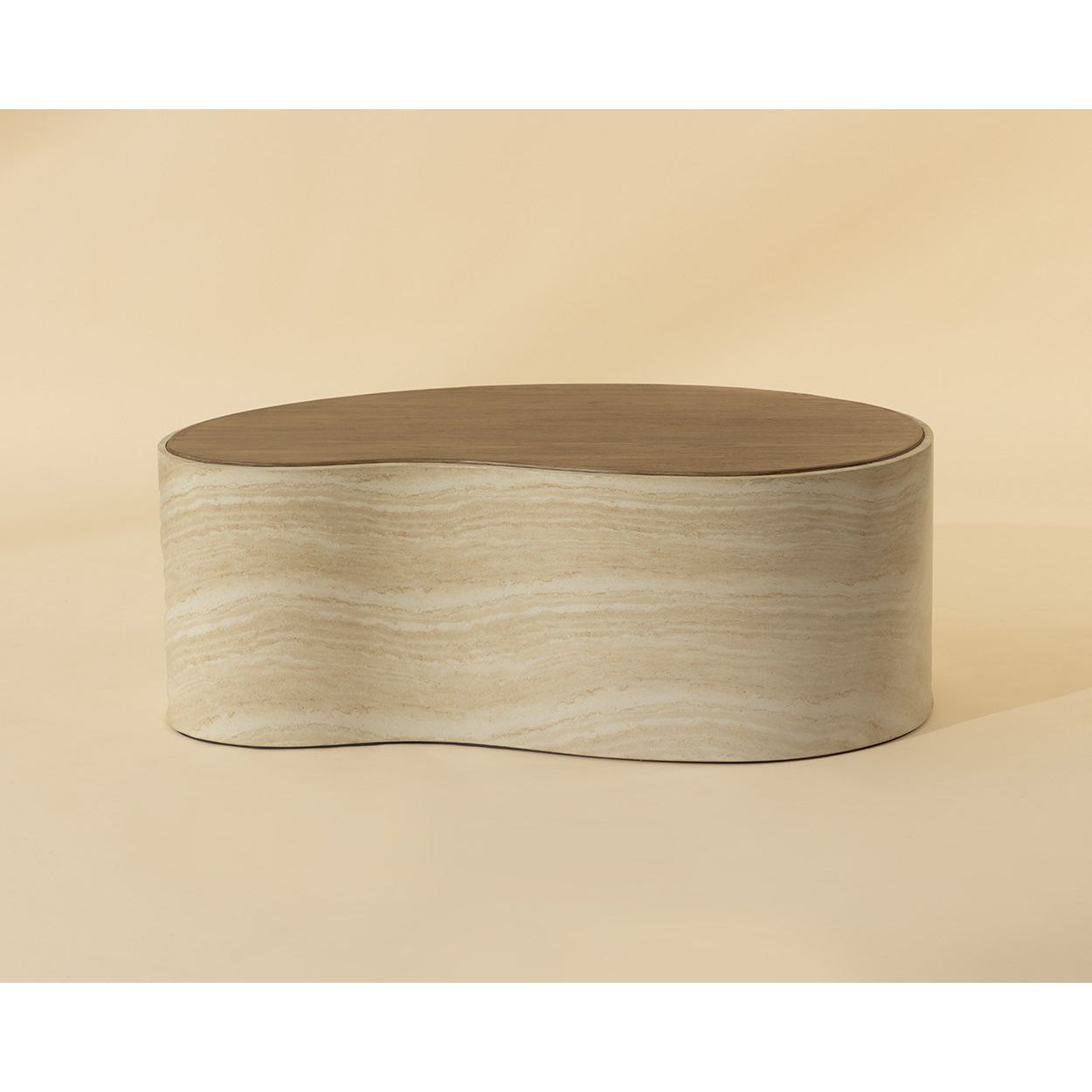Table basse d'extérieur en béton d'aspect travertin moderne avec forme organique pour patio