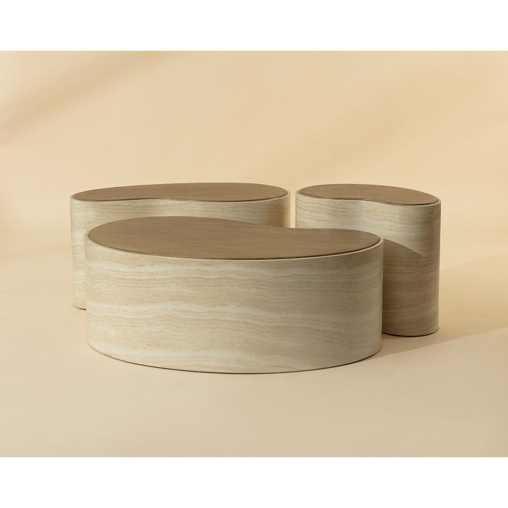 Table basse d'extérieur en béton d'aspect travertin moderne avec forme organique pour patio