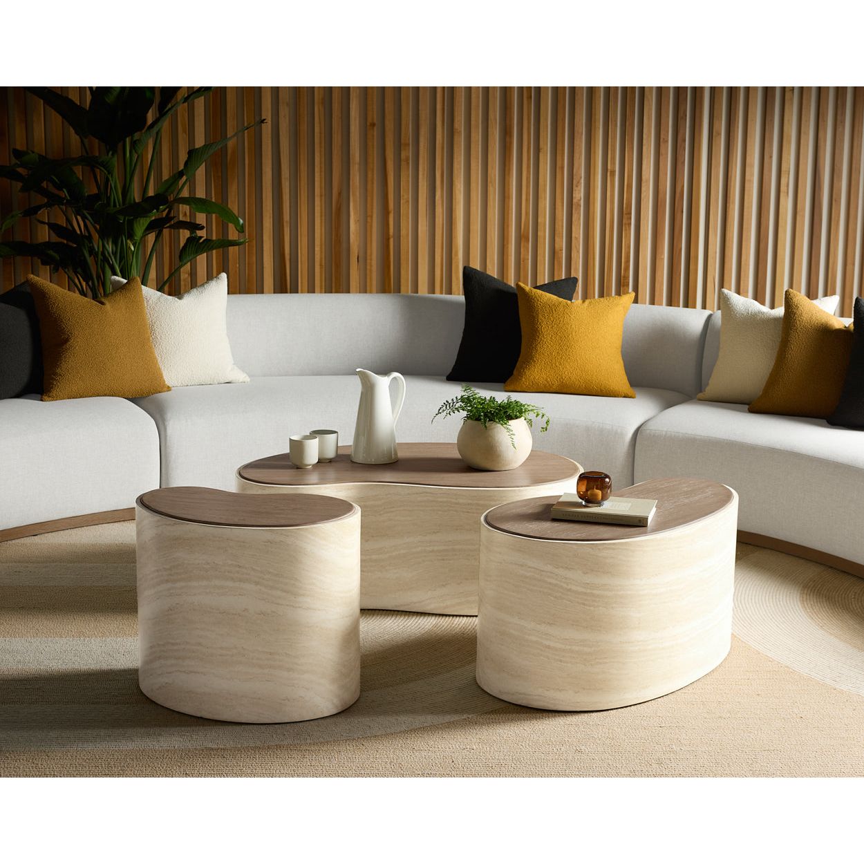 Table basse d'extérieur en béton d'aspect travertin moderne avec forme organique pour patio