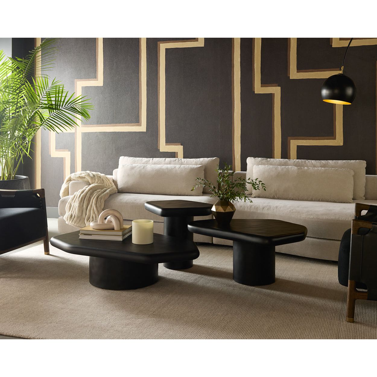 Table d'appoint d'extérieur contemporaine en béton noir de forme géométrique pour terrasse