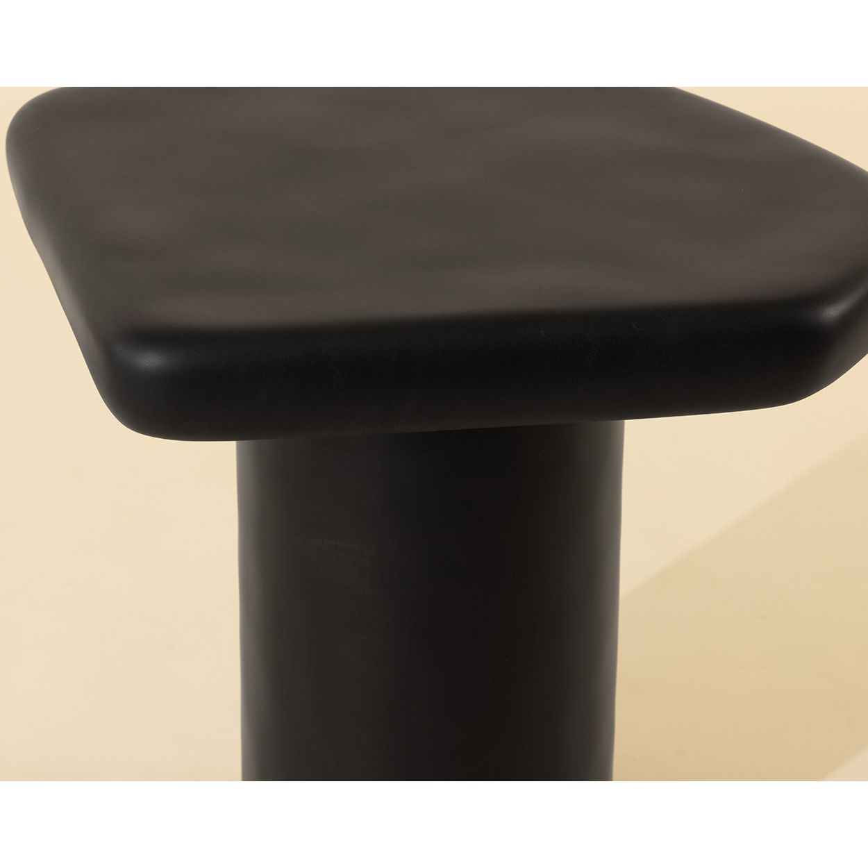 Table d'appoint d'extérieur contemporaine en béton noir de forme géométrique pour terrasse