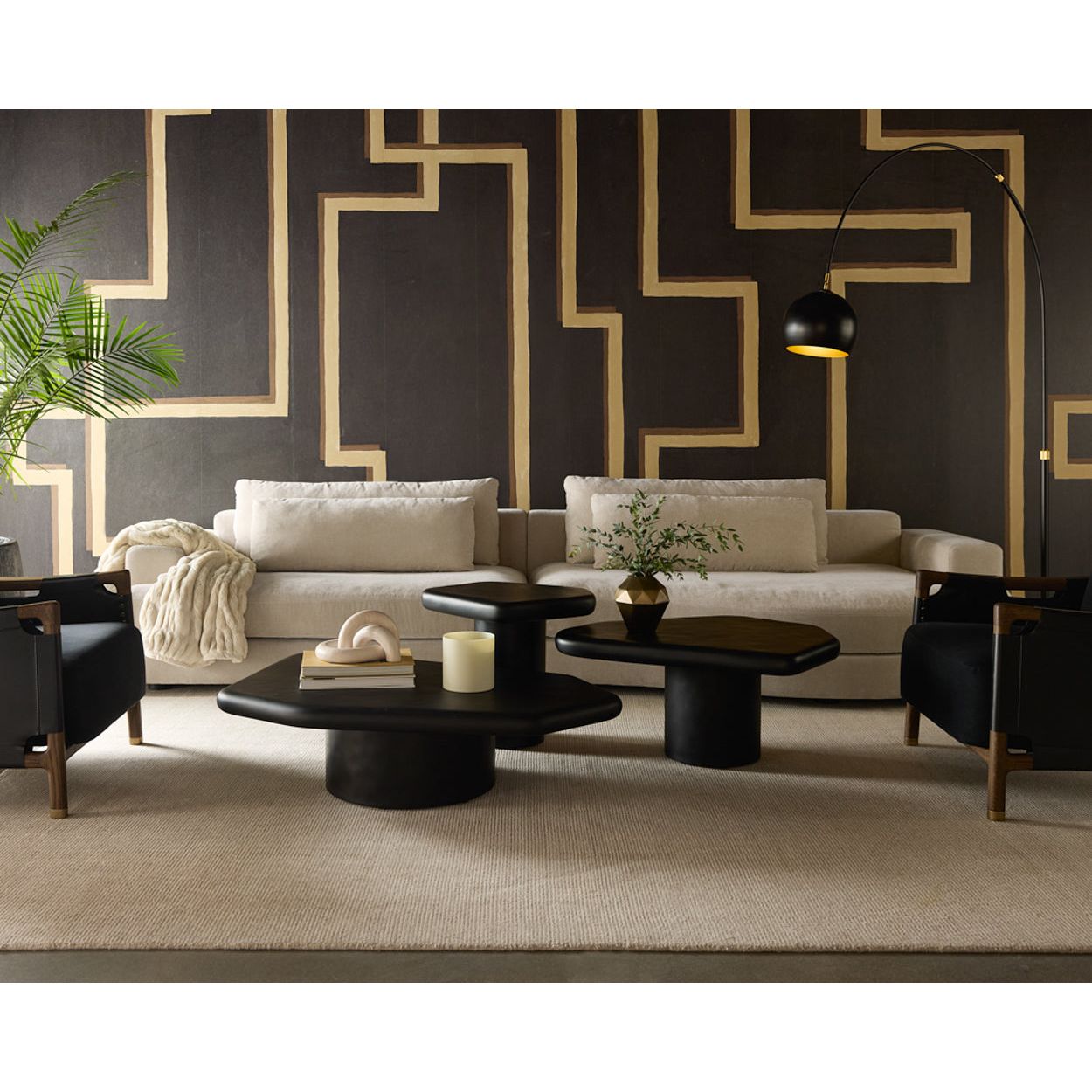 Table basse d'extérieur contemporaine en béton noir de forme géométrique pour patio