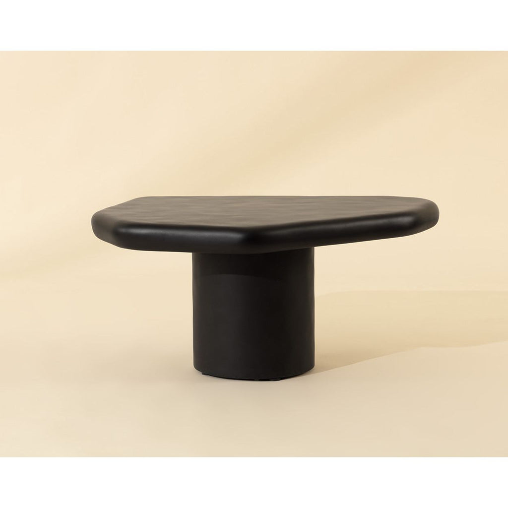 Table basse d'extérieur contemporaine en béton noir, avec une forme géométrique compacte, idéale pour un balcon.