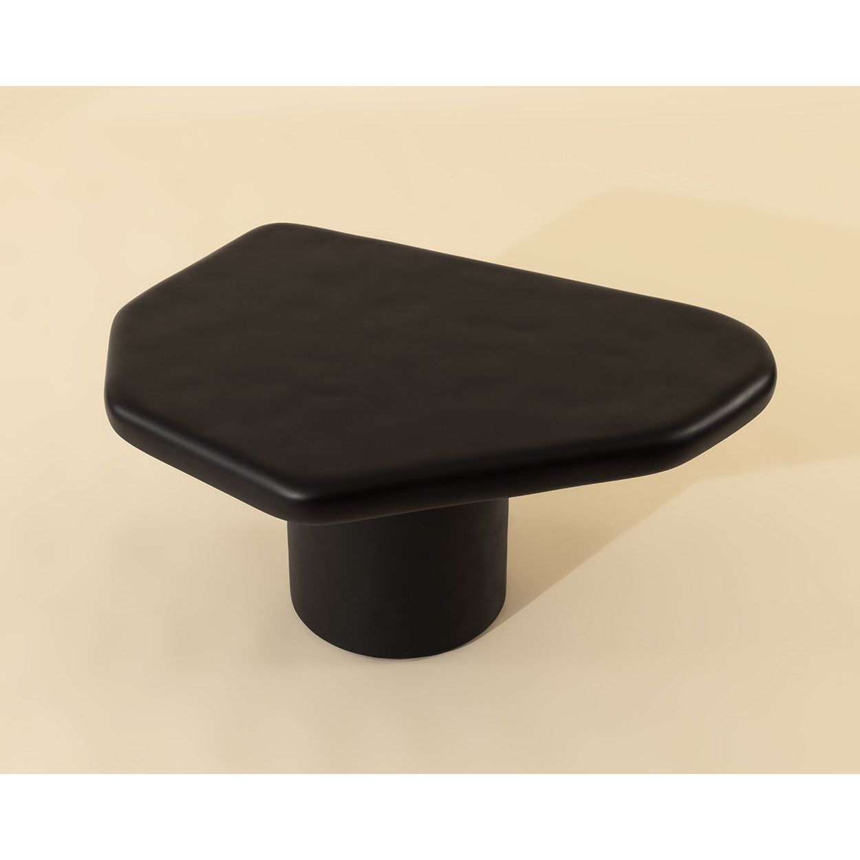 Table basse d'extérieur contemporaine en béton noir, avec une forme géométrique compacte, idéale pour un balcon.