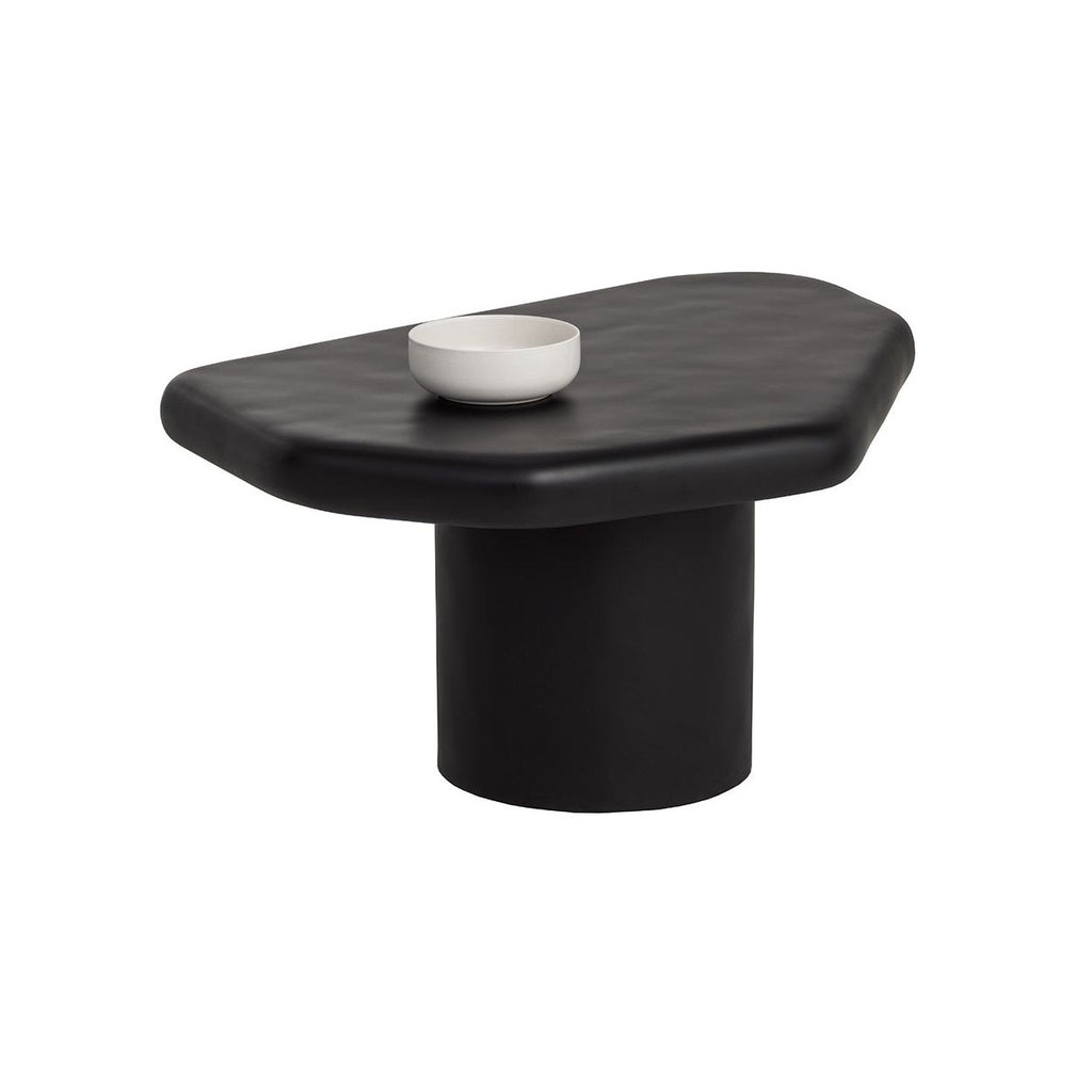 Table basse d'extérieur contemporaine en béton noir, avec une forme géométrique compacte, idéale pour un balcon.