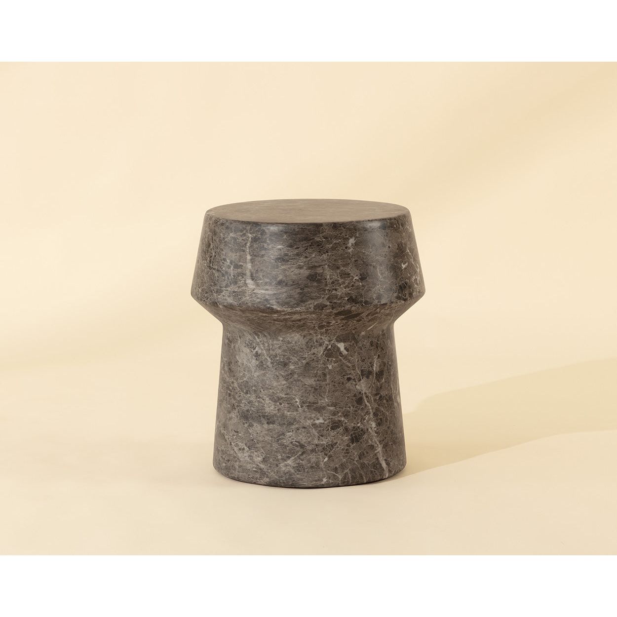 Table d'appoint d'extérieur contemporaine en béton imitation marbre avec plateau rond pour patio et salon