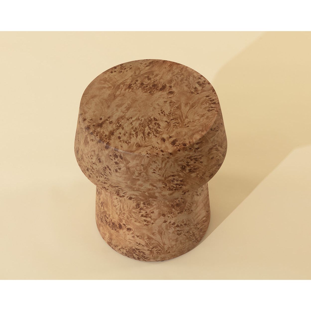 Table d'appoint d'extérieur contemporaine en béton imitation marbre avec plateau rond pour patio et salon