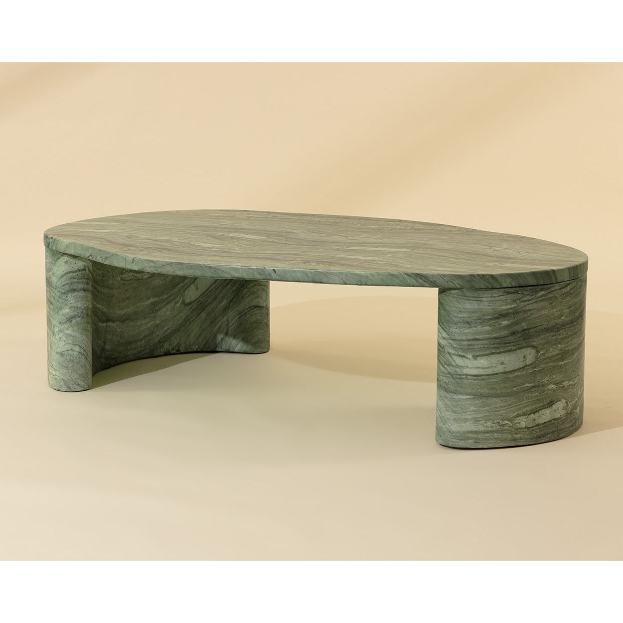 Table basse d'extérieur contemporaine en faux marbre avec plateau ovale aux formes organiques pour terrasse