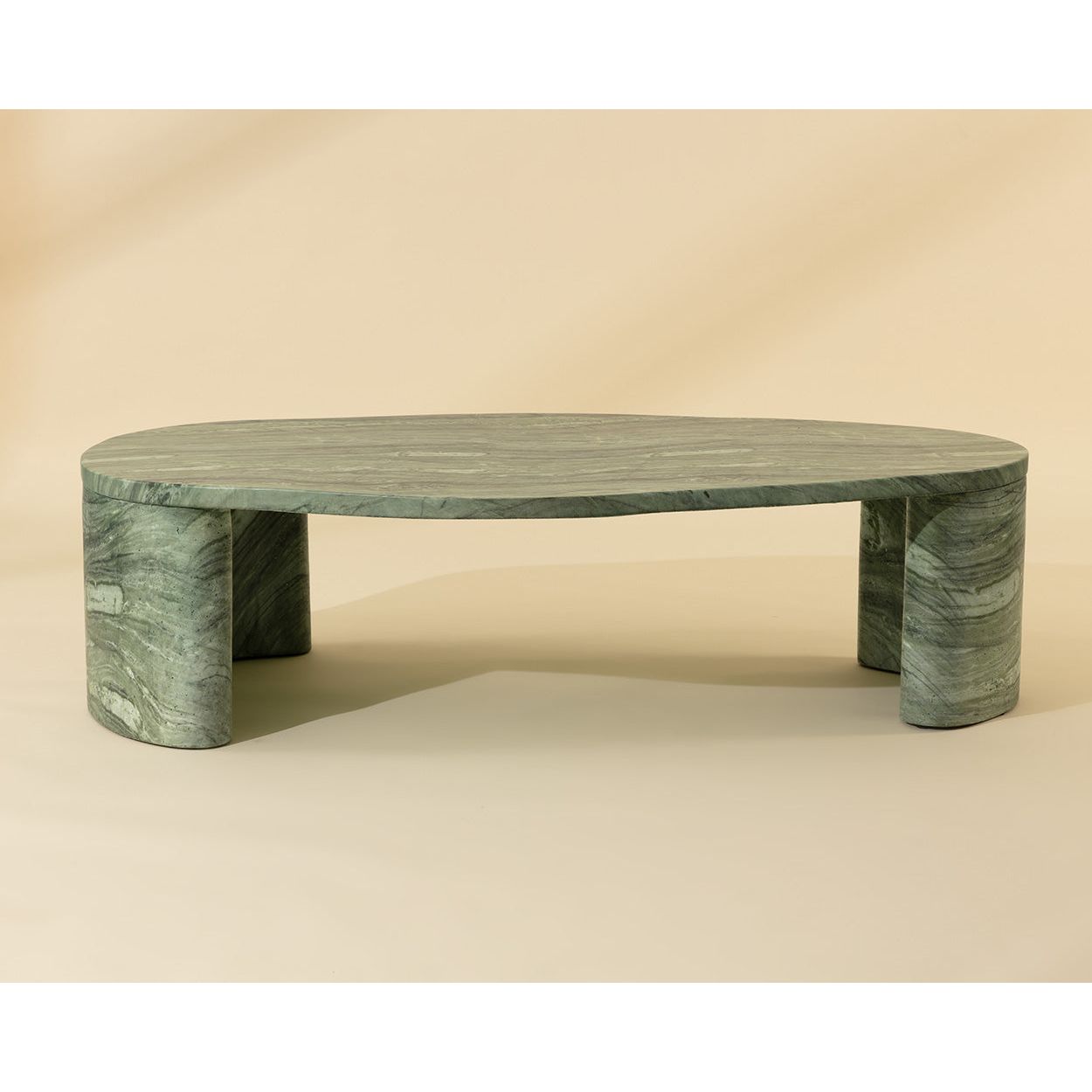 Table basse d'extérieur contemporaine en faux marbre avec plateau ovale aux formes organiques pour terrasse