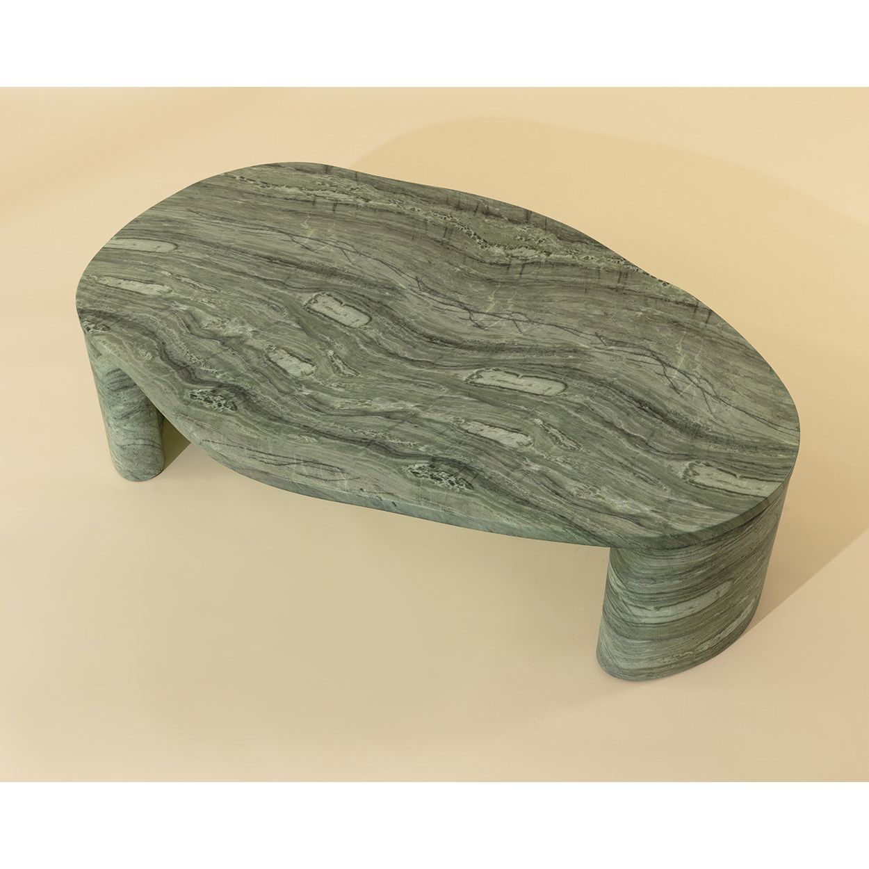Table basse d'extérieur contemporaine en faux marbre avec plateau ovale aux formes organiques pour terrasse
