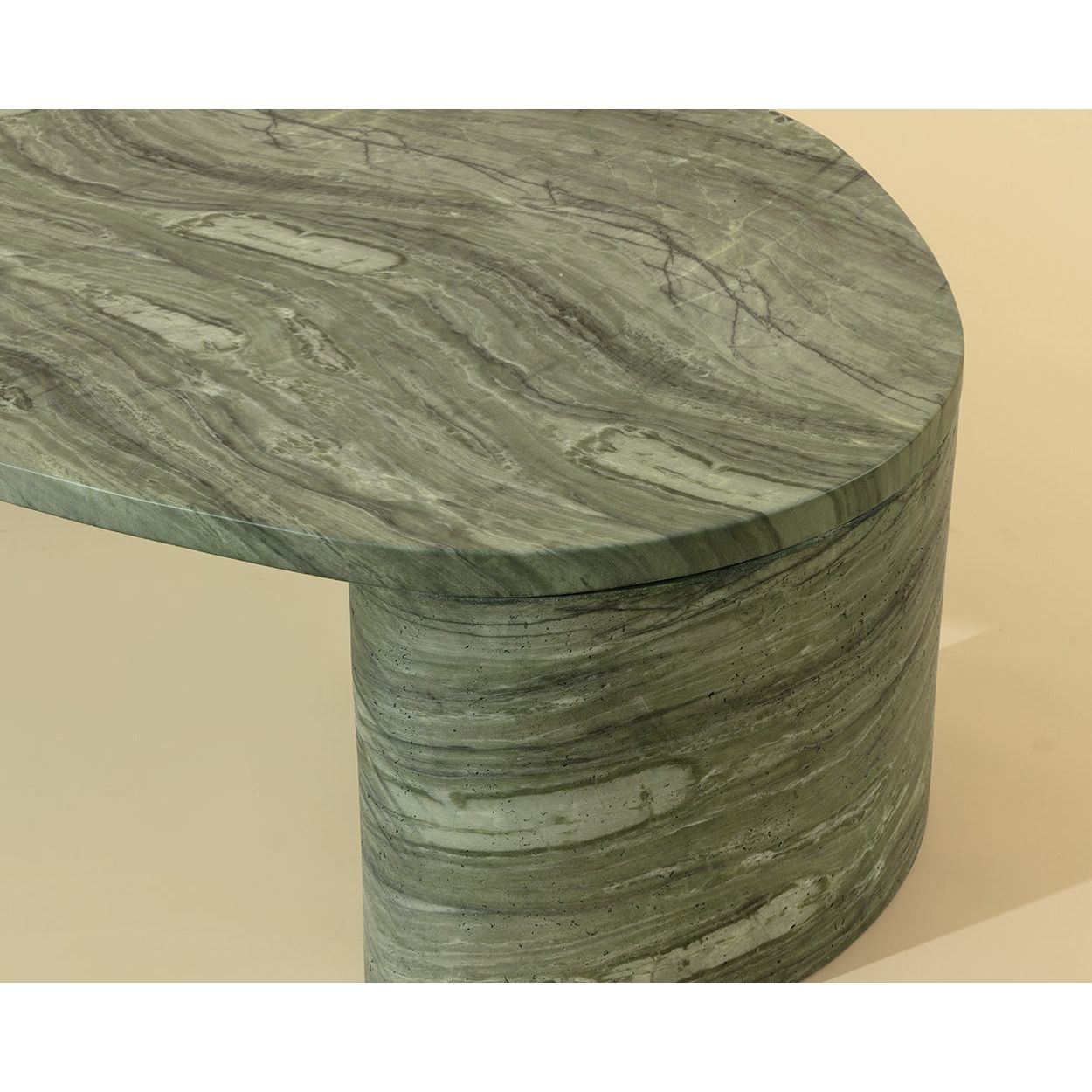 Table basse d'extérieur contemporaine en faux marbre avec plateau ovale aux formes organiques pour terrasse