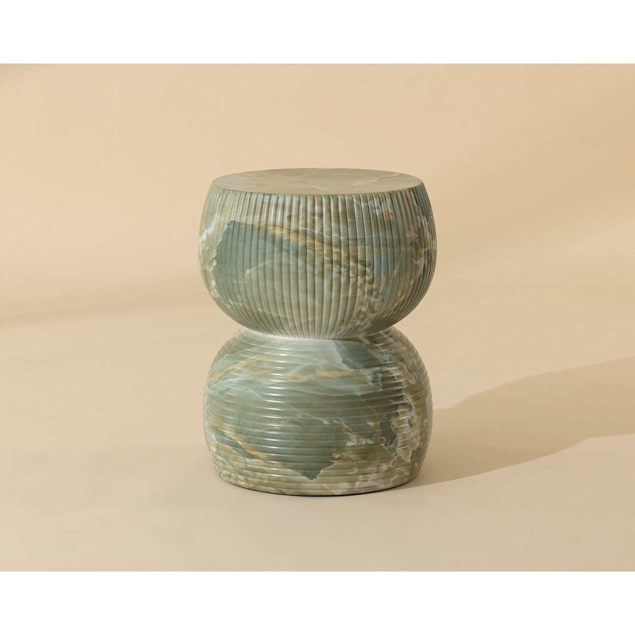 Table d'appoint d'extérieur moderne en jade et onyx avec plateau rond pour patio et jardin