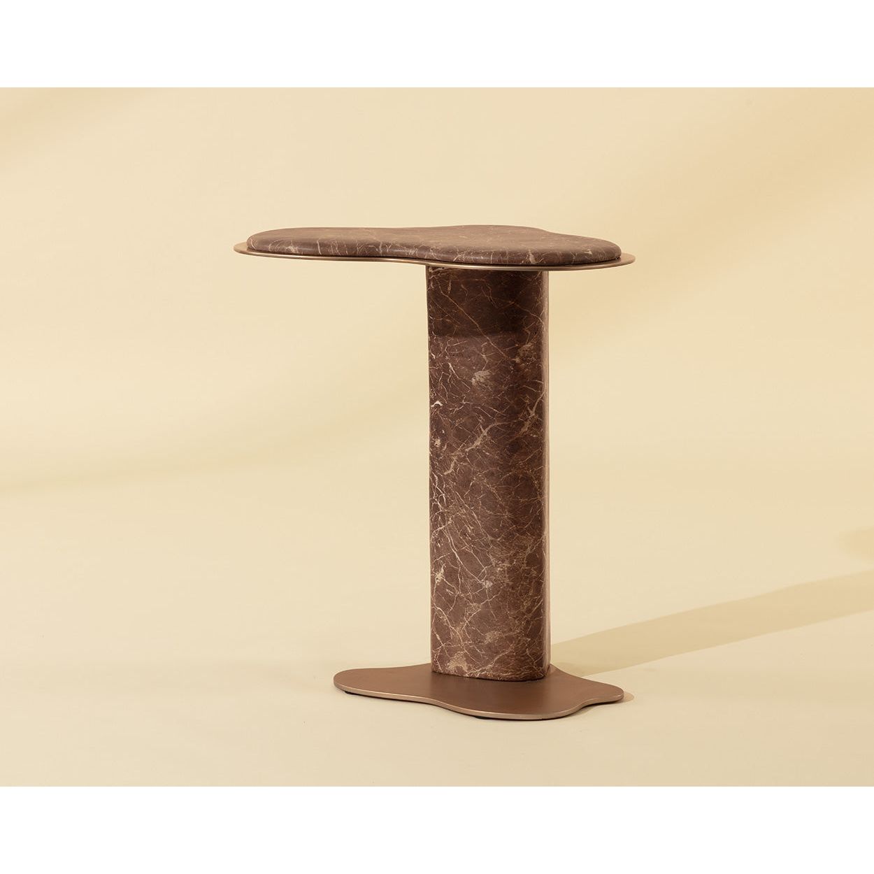 Table d'appoint d'extérieur moderne en béton et métal imitation marbre avec forme organique pour patio