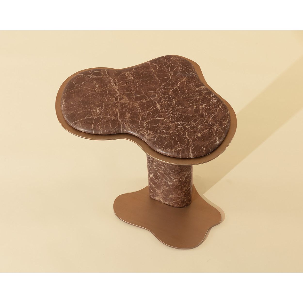 Table d'appoint d'extérieur moderne en béton et métal imitation marbre avec forme organique pour patio