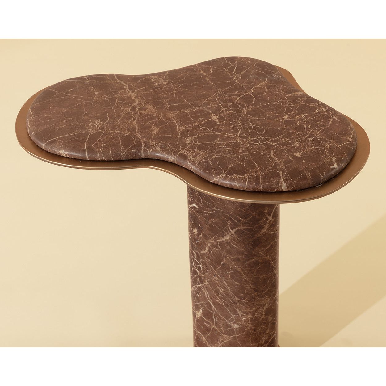 Table d'appoint d'extérieur moderne en béton et métal imitation marbre avec forme organique pour patio