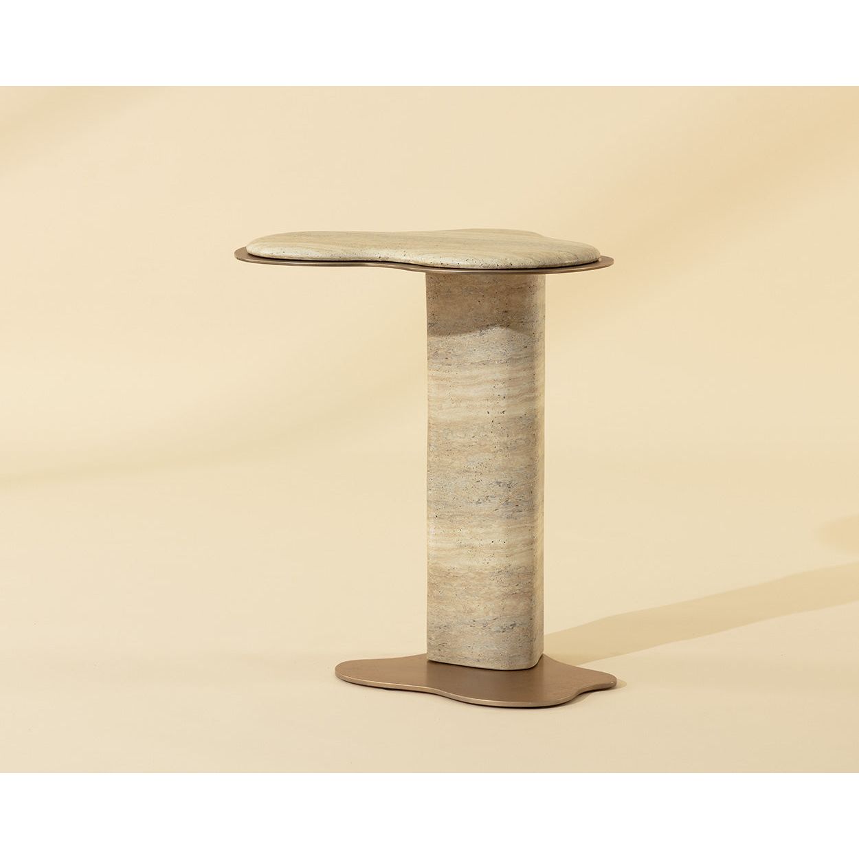Table d'appoint d'extérieur en béton et métal d'aspect travertin moderne avec forme organique pour terrasse