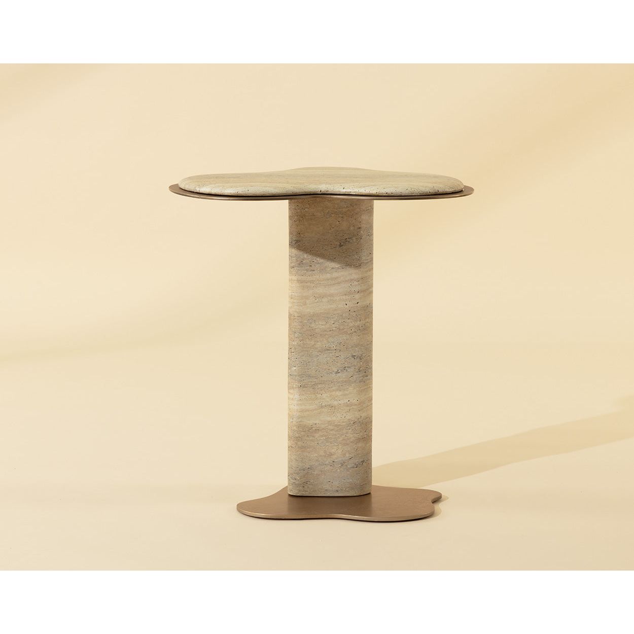 Table d'appoint d'extérieur en béton et métal d'aspect travertin moderne avec forme organique pour terrasse