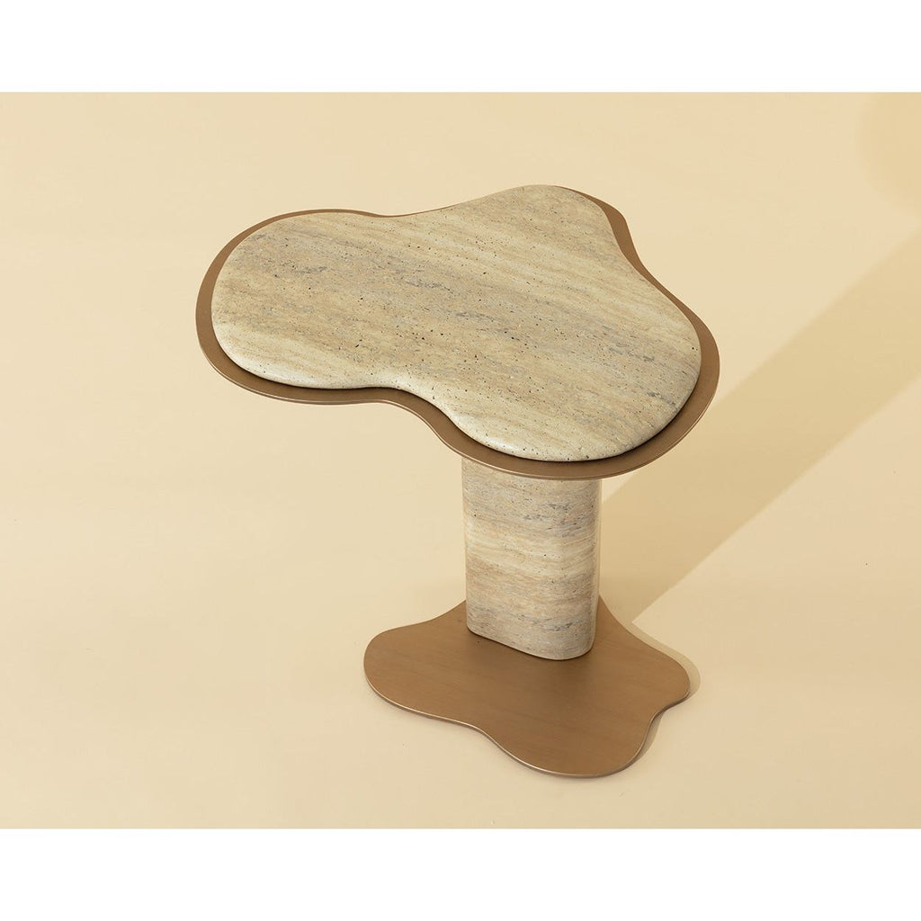 Table d'appoint d'extérieur en béton et métal d'aspect travertin moderne avec forme organique pour terrasse