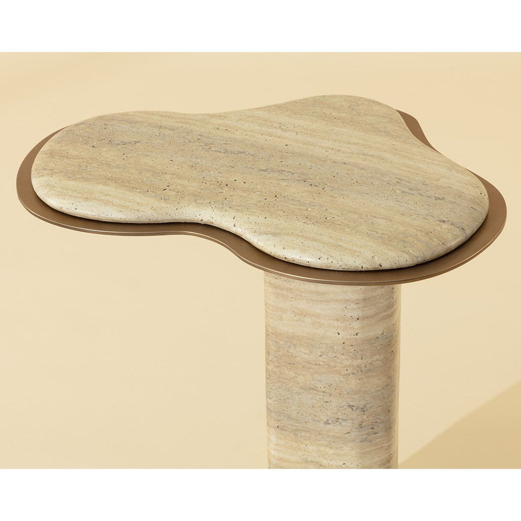Table d'appoint d'extérieur en béton et métal d'aspect travertin moderne avec forme organique pour terrasse