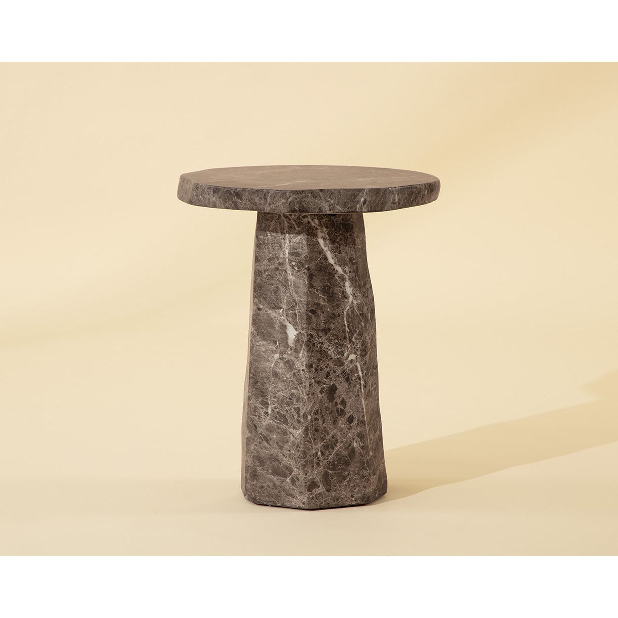Table d'appoint d'extérieur contemporaine en béton imitation marbre avec forme ronde organique pour patio