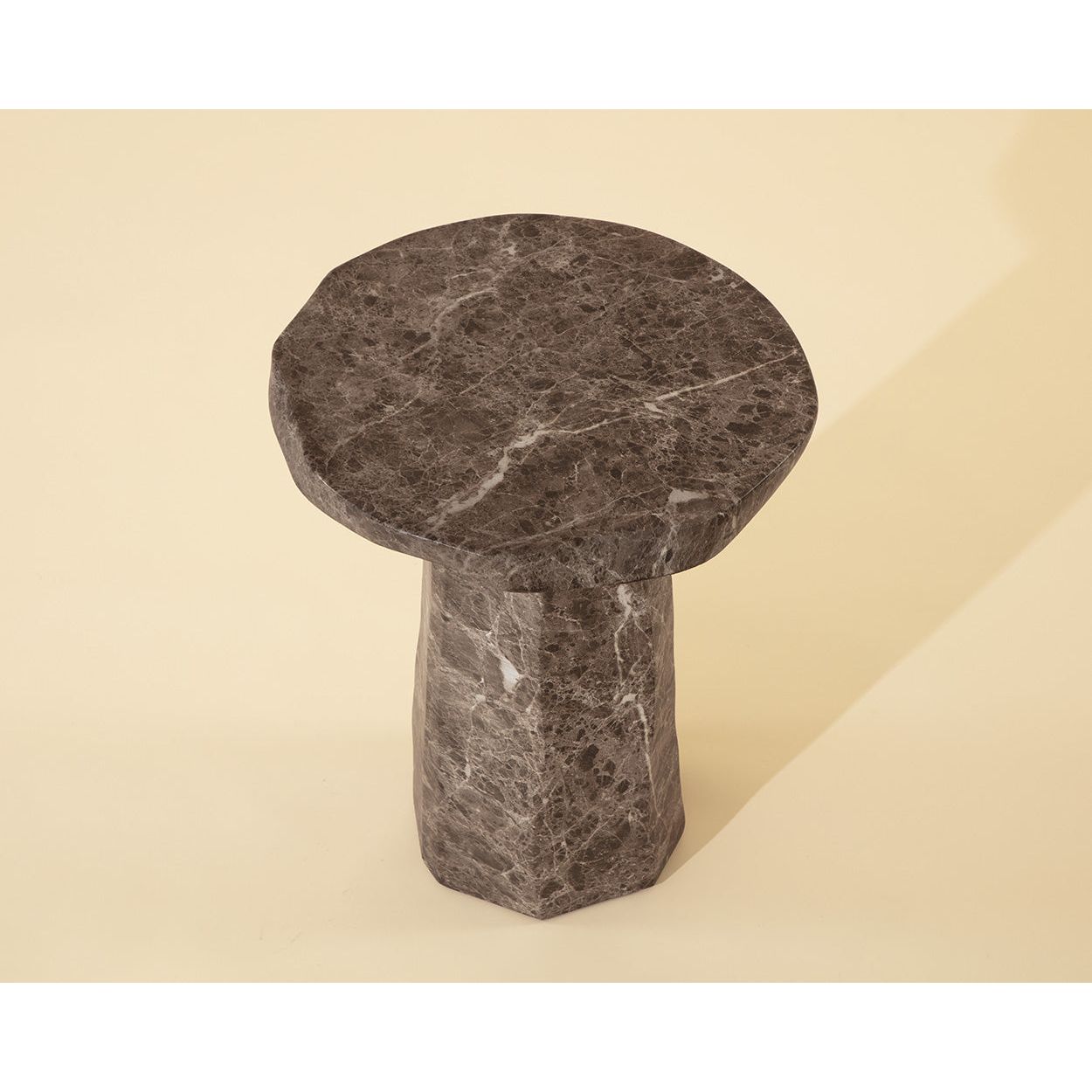 Table d'appoint d'extérieur contemporaine en béton imitation marbre avec forme ronde organique pour patio