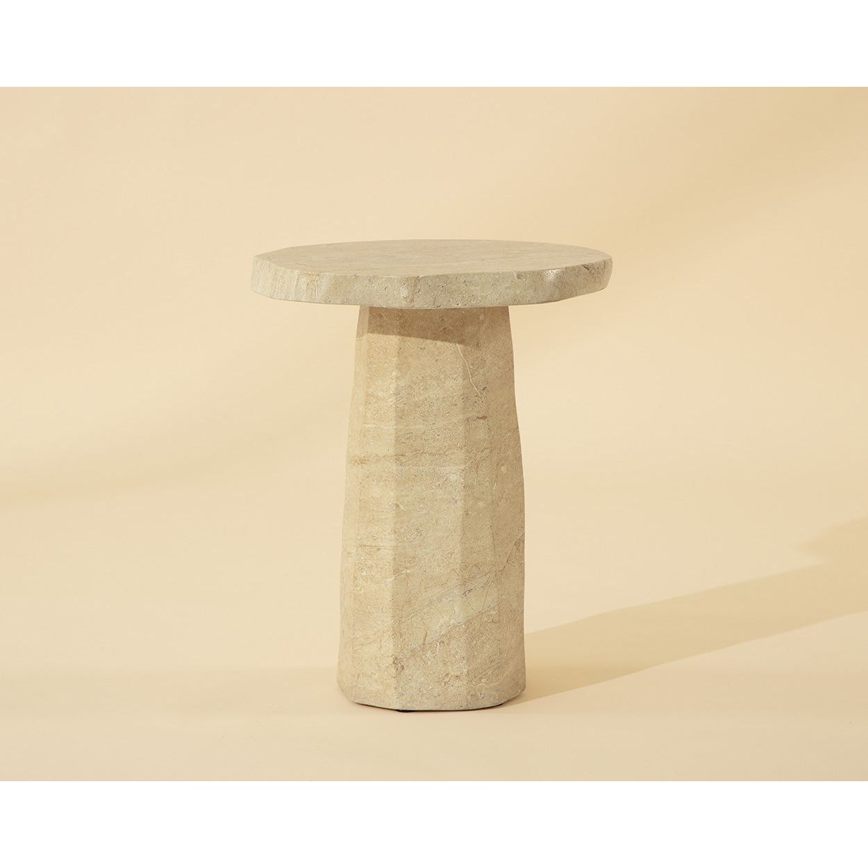 Table d'appoint d'extérieur contemporaine en béton imitation marbre avec forme ronde organique pour patio