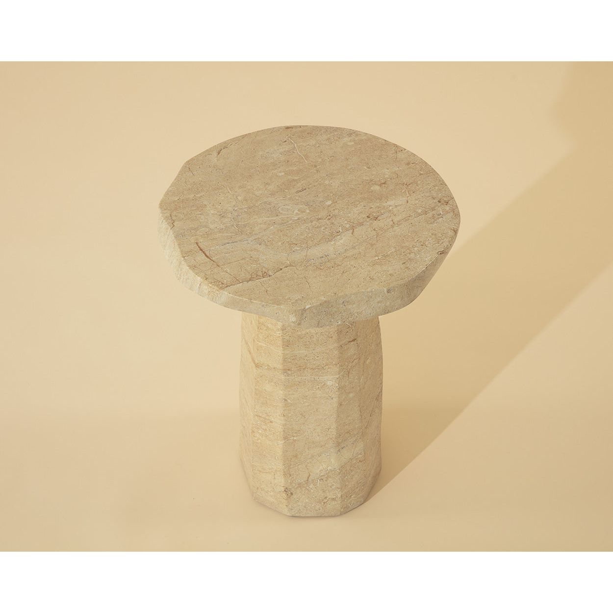 Table d'appoint d'extérieur contemporaine en béton imitation marbre avec forme ronde organique pour patio