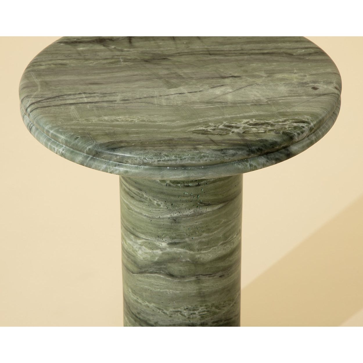 Table d'appoint d'extérieur en béton, aspect marbre vert sauge moderne, avec plateau rond pour terrasse