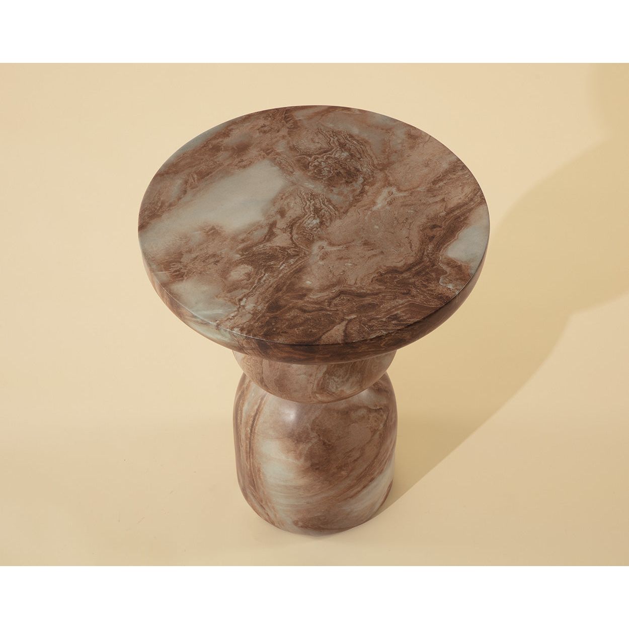 Table d'appoint d'extérieur en béton aspect marbre contemporain avec plateau rond pour terrasse