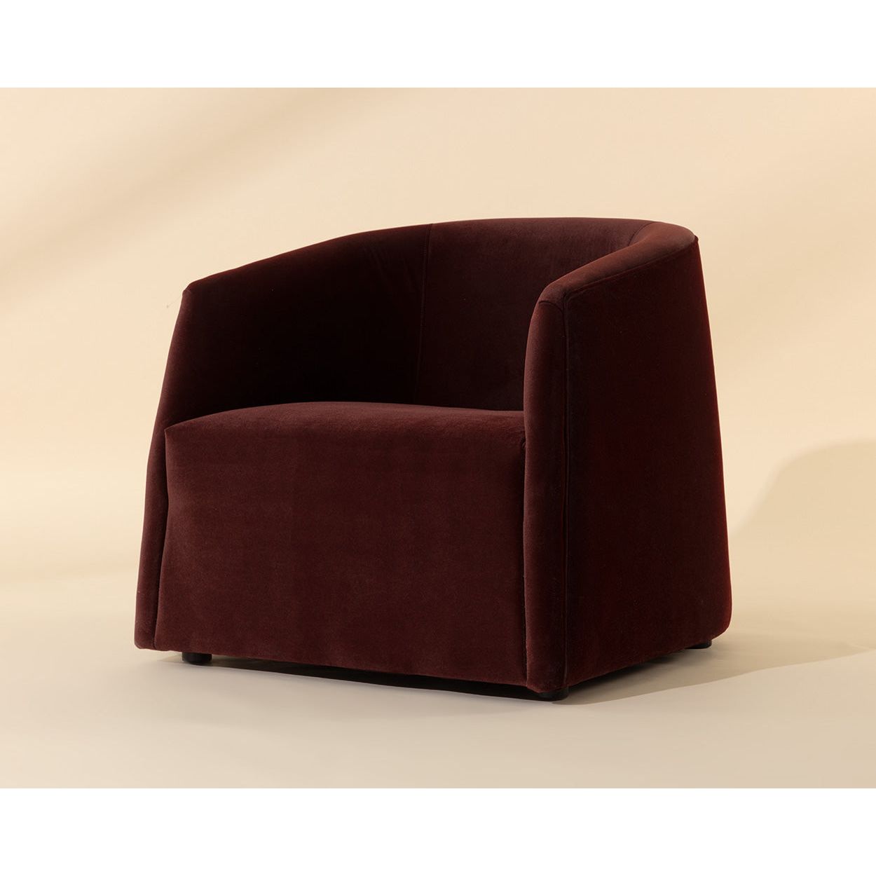 Fauteuil de salon rembourré moderne avec assise coussinée pour le salon