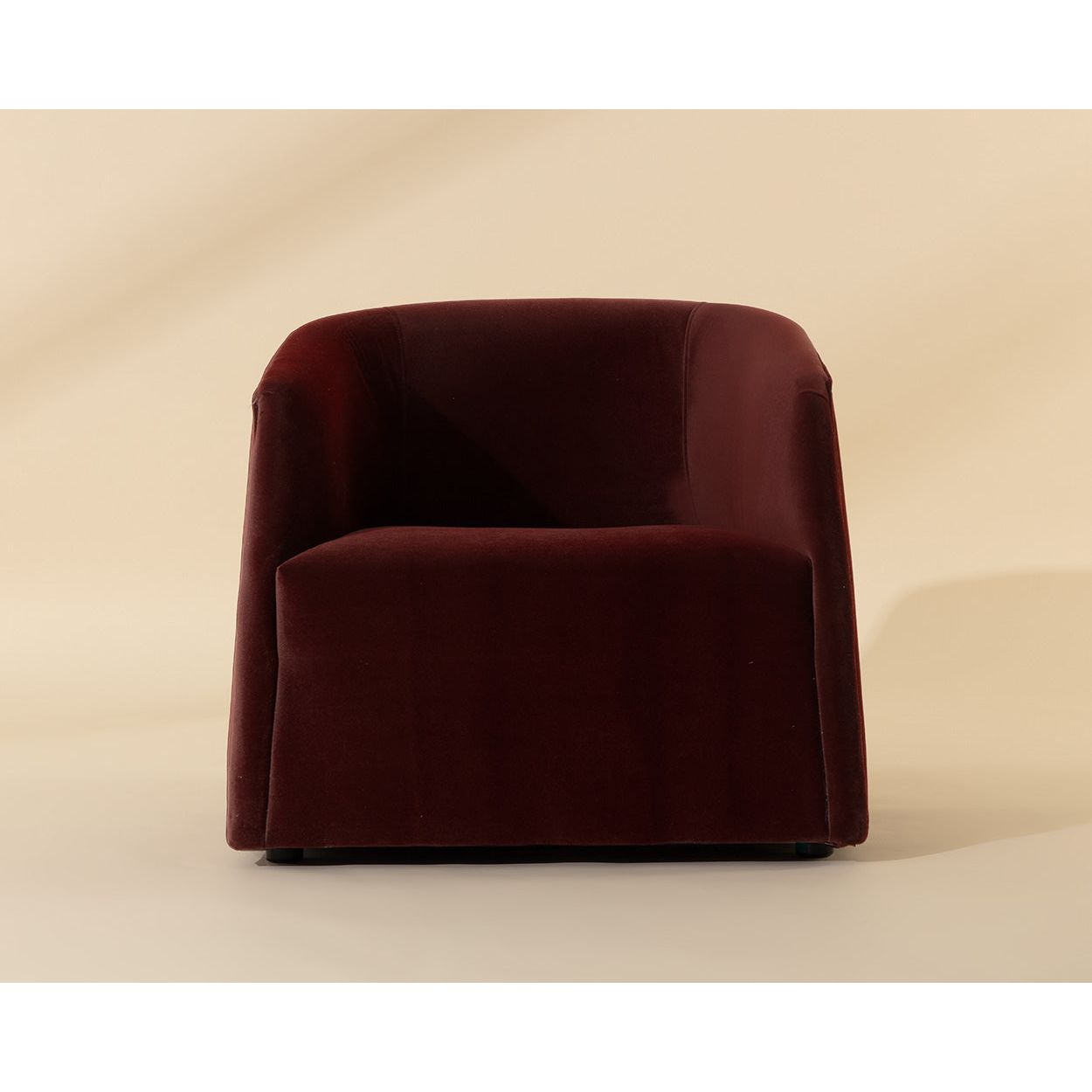 Fauteuil de salon rembourré moderne avec assise coussinée pour le salon