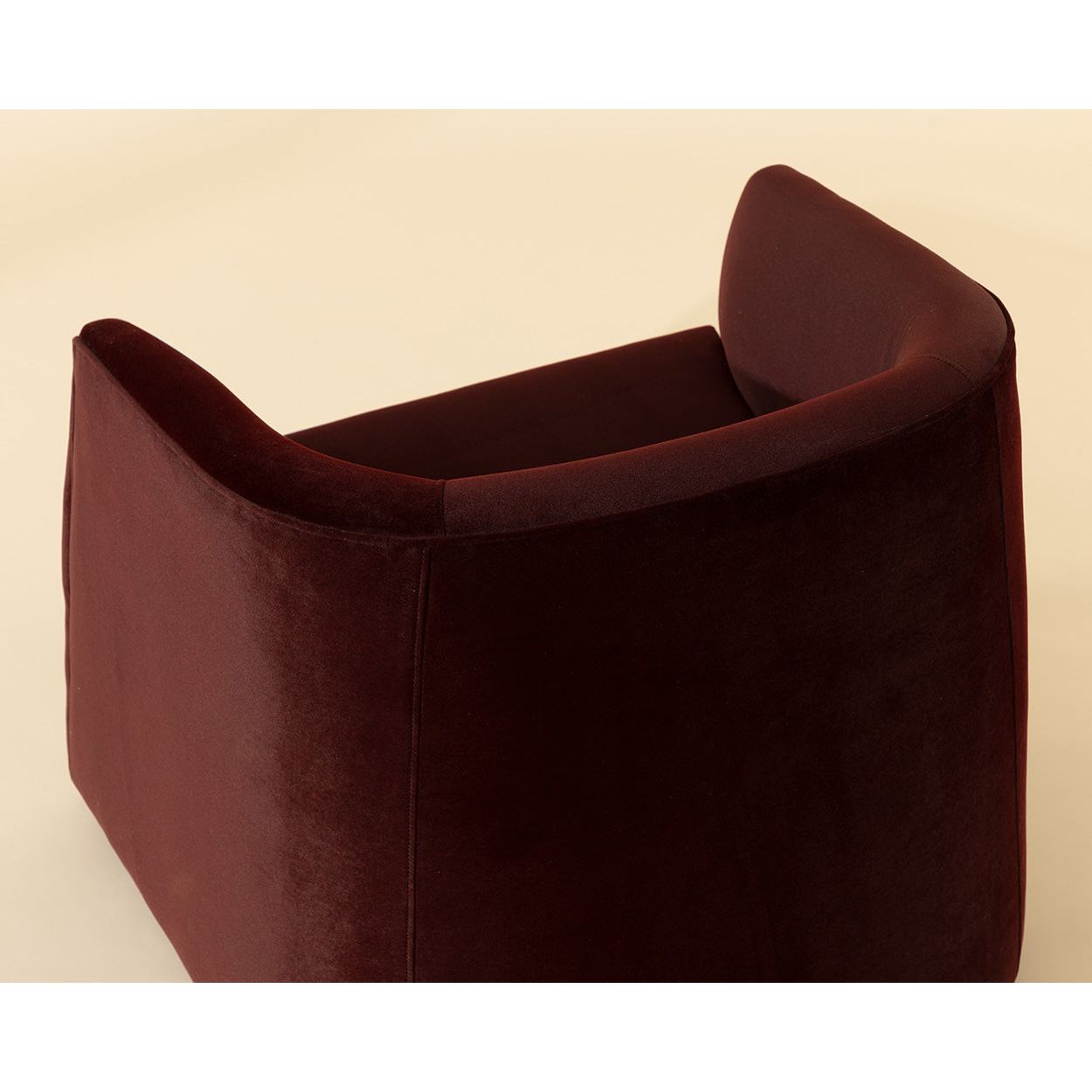 Fauteuil de salon rembourré moderne avec assise coussinée pour le salon